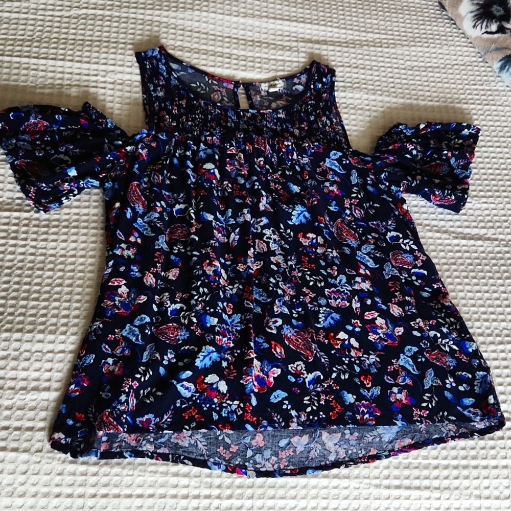 Eyeshadow off shoulder top